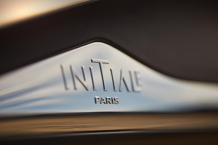 Логотип Renault Captur Initiale Paris 2017 года  (WW) (фото 15 из 44)